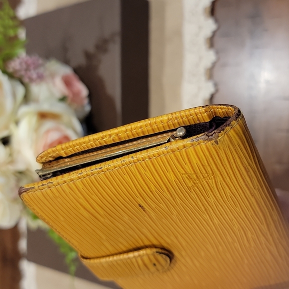 Authentic Louis Vuitton Epi yellow kisslock wallet - Picture 3 of 10